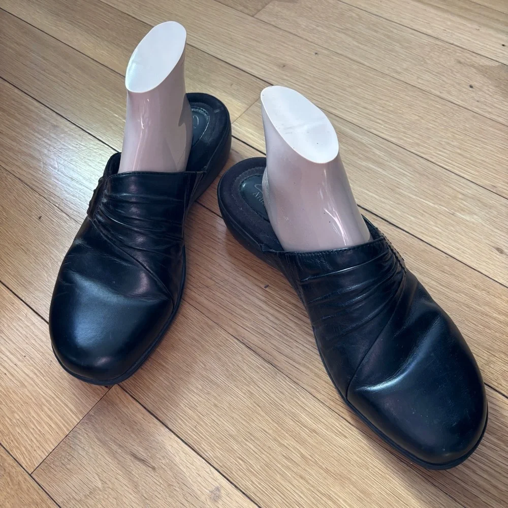 Clarks Black Slip On Leather Clogs - Size 10 Medium - Picture 3 of 11